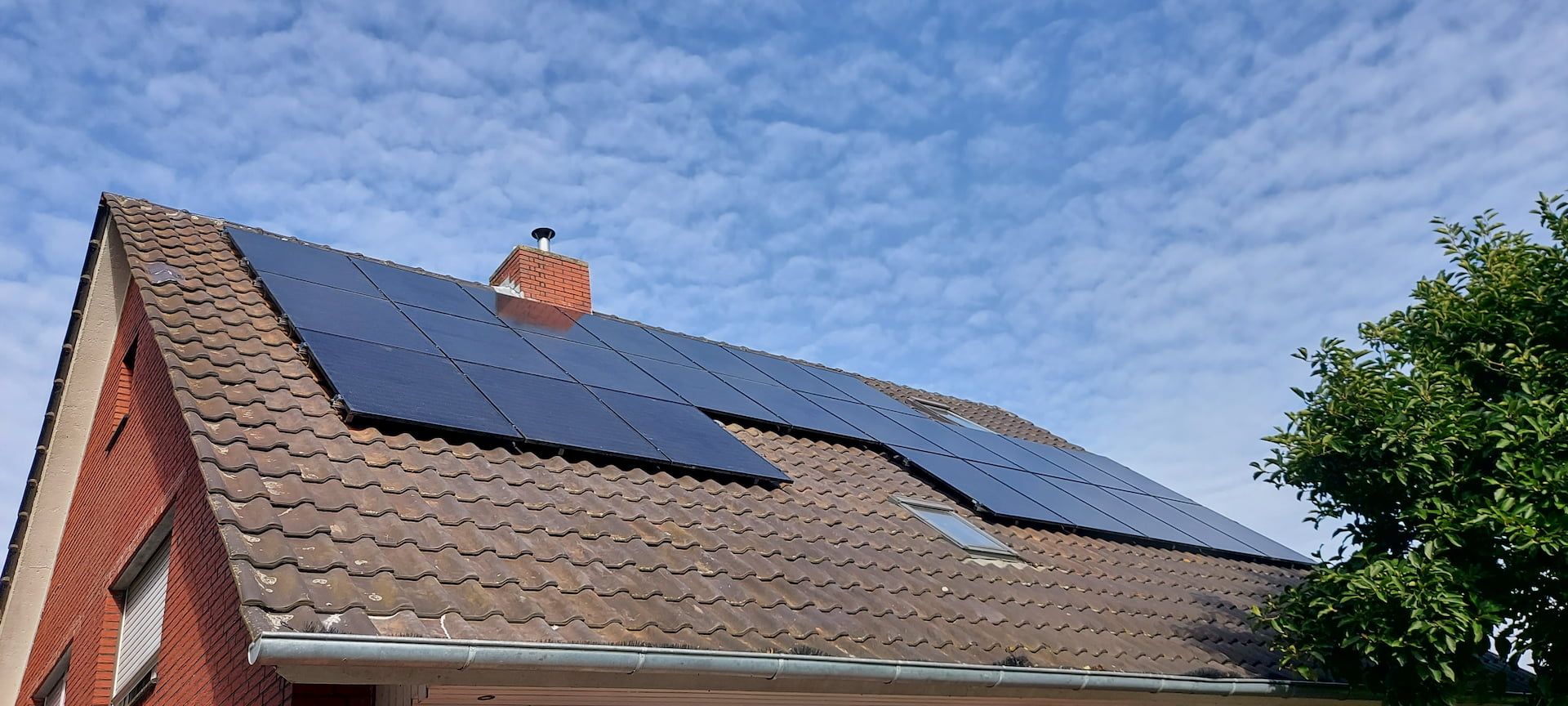 Haus mit Solarpanels auf dem Dach